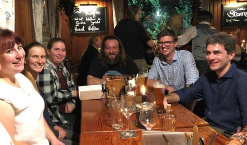 Fröhliche Runde zur Feier von 10 Jahre amiko Oberösterreich
