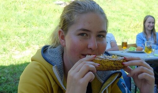 Laetitia schmeckt's beim amiko Grillfest auf Gasünd