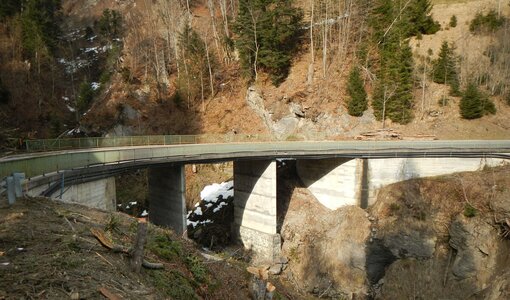 Erkundung auf der Hölltobel Brücke in St. Gerold