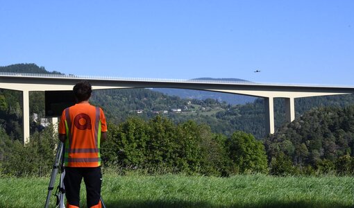 Einsatz moderner Drohnenflugtechnik durch amiko bau consult