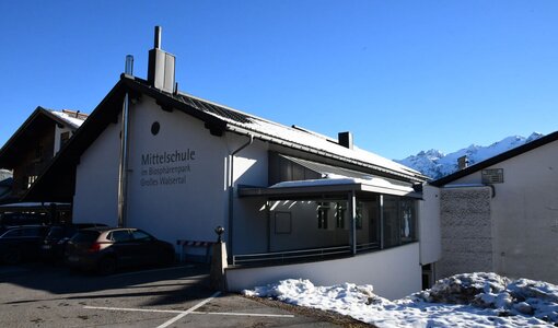 Örtliche Bauaufsicht Umbau Projekt-/Mehrzweckraum MS Blons durch amiko bau consult