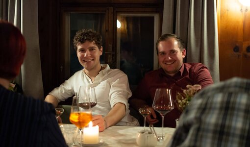 Jonas und Alex bei der amiko Weihnachtsfeier im Rössle Braz