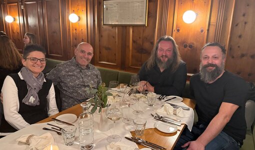 Chef Sascha lädt seine Crew zum Weihnachtsessen ein