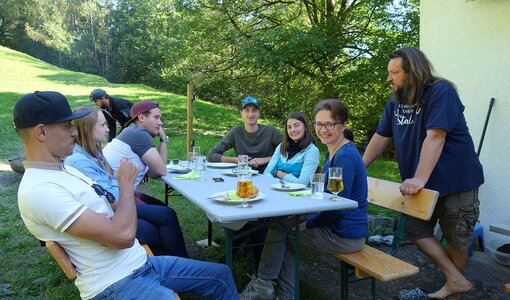 Fröhliche Runde beim Grillfest von amiko