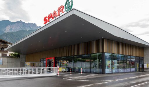 Vorder- und Seitenansicht Sparmarkt Bludenz