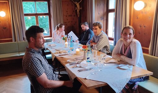 Kathi Thomson, ihr Mann Grant und Georg sind aus Ischl angereist