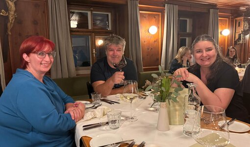 amiko bau consult feiert Weihnachten im Rössle Braz