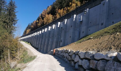 Ankerwand Buchberg, A10, geankerte Schwergewichtsmauer mit Stützsporn
