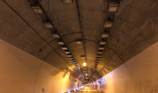A02, Tunnel Herzogburg, Prüfung auf Schäden durch amiko bau consult