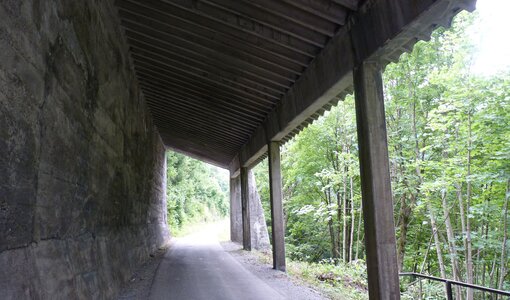 Innenansicht Lawinenschutzdach Bachfalle Klösterle