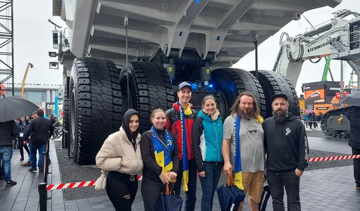 Riesiger Muldenkipper von Liebherr mit amiko-Team