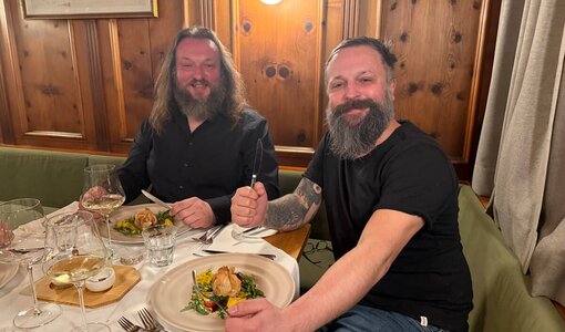 Sascha und Alex Grujic lassen es sich schmecken, amiko bau consult